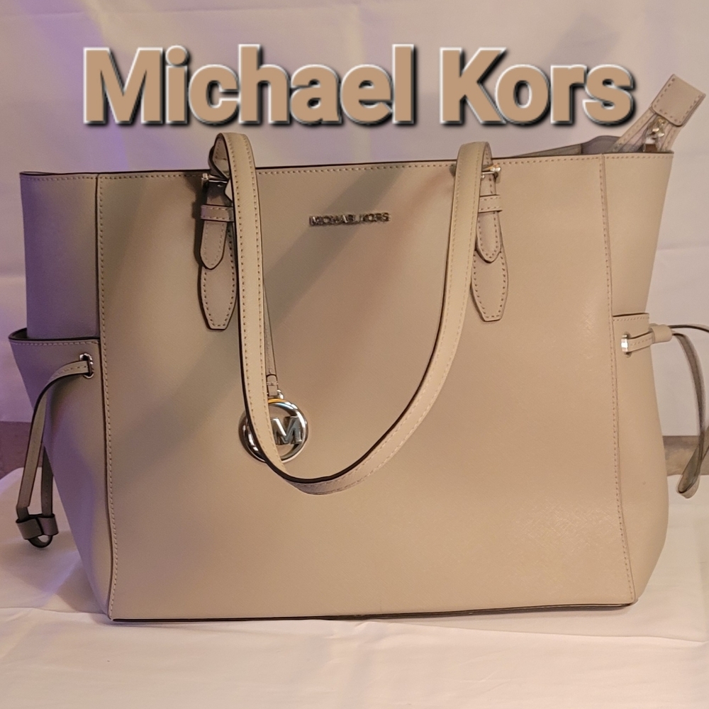 Michael Kors Gilly Voyager Large Drawstring Tote Laptop Bag Pearl Grey Leather